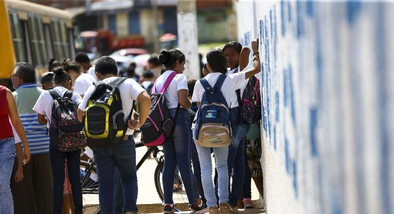 A maior parte dos alunos permanecem na escola por apenas quatro horas