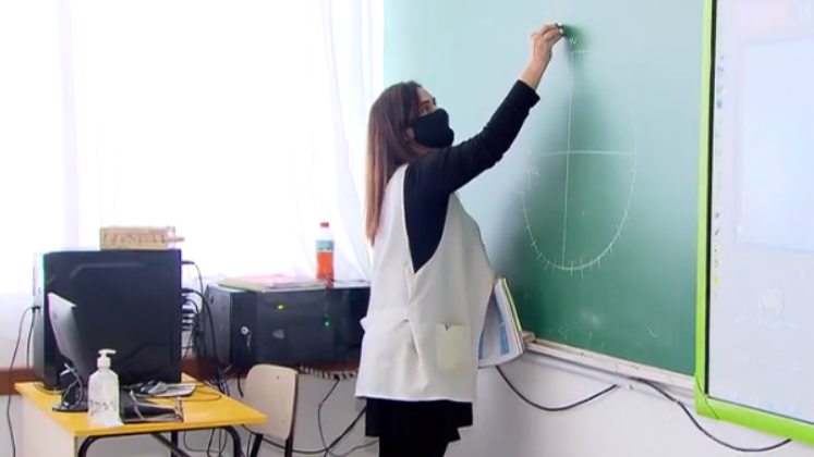 As matérias básicas se unem com disciplinas como linguagem, matemática, ciências
da natureza e ciências humanas. As escolas terão autonomia para decidir como vai ser a organização
das aulas