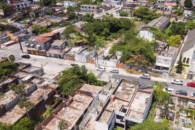 5. Quando o solo deve se estabilizar?Das 35 minas da empresa em Maceió, cinco foram totalmente preenchidas e três seguem em processo de preenchimento com areia — entre elas a mina 18, que está em risco de colapsar. Segundo Jorge Abreu, geólogo da UnB (Universidade de Brasília), neste cenário, estabilizar o solo é um processo que pode demorar anos. 