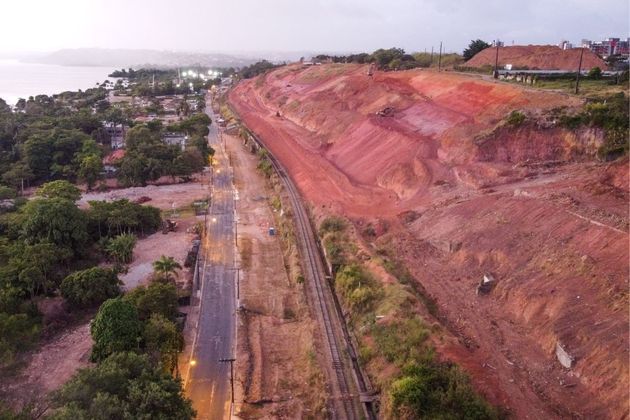4. Como é feita a mineração?Um poço é perfurado até o sal. Lá, um buraco de cerca de 7 metros de diâmetro é aberto. Bombas mandam água para a camada mais profunda e, pela pressão, fazem a mistura com o sal-gema voltar pelo poço e chegar à superfície. Na tentativa de estabilizar o terreno, após a extração os buracos são preenchidos com uma pasta de areia, e os poços são cobertos por cimento. No entanto, o professor de geologia da UFPE (Universidade Federal de Pernambuco) Mário Ferreira, entrevistado pela Record, explica que, como a densidade do sal e a da areia são diferentes, a tendência é que o terreno se desloque e 