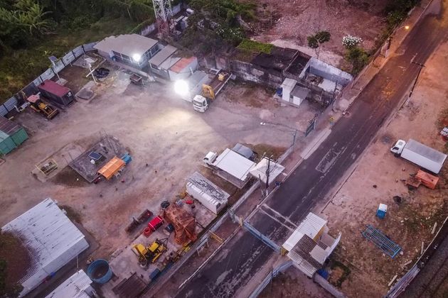 3. Onde fica a camada de sal-gema?O sal-gema é muito cobiçado pela indústria por ser a matéria-prima de produtos higiênicos e farmacêuticos, além de ser usado na fabricação de soda cáustica (NaOH), de bicarbonato de sódio (NaHCO₃) e de PVC. O mineral fica localizado na sexta camada da terra, que pode estar a 1.200 metros da superfície. Para chegar até o sal-gema, é necessário perfurar cinco camadas de solo cheias de materiais como areia e argila