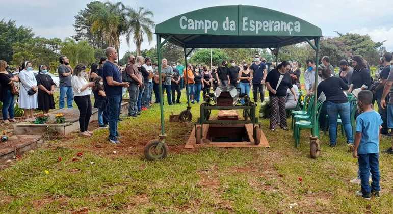 Corpo de Allana Moraes, namorada de Cristiano Araújo, é enterrado em  Goiânia - Fotos - R7 Pop