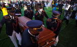 Seu caixão, coberto pela bandeira nacional e pela faixa presidencial, foi exposto em uma esplanada adornada com flores, e é guardado por soldados das Forças Armadas do Haiti