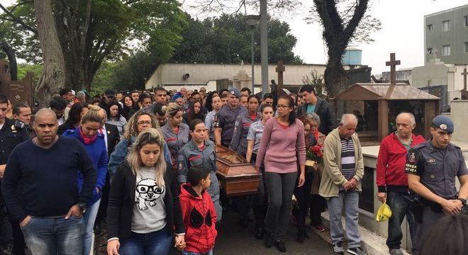 Amigos e familiares de Juliane duranta o enterro da policial