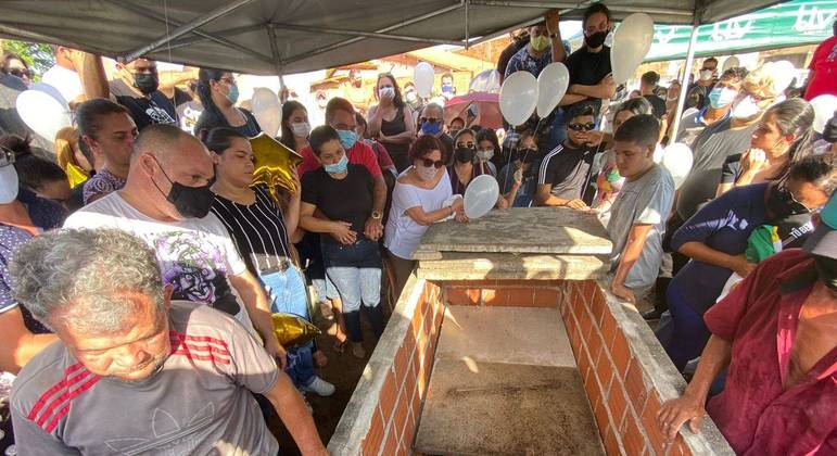 Enterro de Maurílio foi marcado por muita emoção entre familiares e amigos