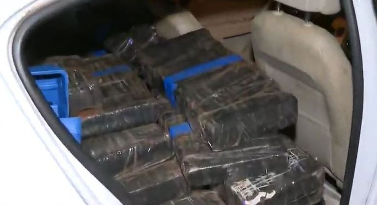 Drogas foram encontradas no carro em dezenas de tabletes, segundo a polícia