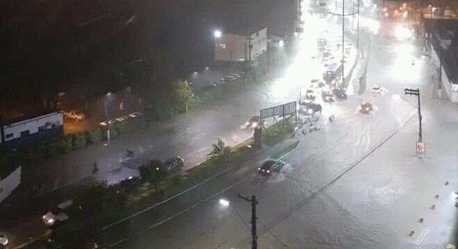 Entrada de Santos ficou alagada por conta do temporal