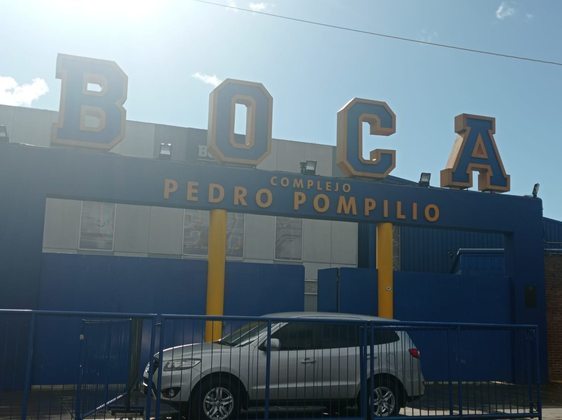 Entrada para o Complexo Pedro Pompílio, no bairro de La Boca. O centro de treinamentos é anexo à Bombonera, casa do Boca Juniors.