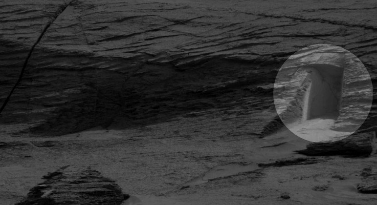 Suposto portal cravado em rocha marciana inspirou teorias nas redes