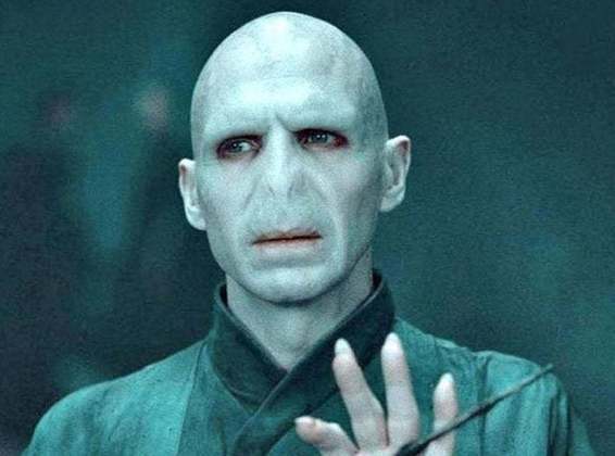 Entre alguns papéis marcantes na carreira – como em “A Lista de Schindler” e “O Paciente Inglês” –, talvez nenhum tenha ficado tão marcado como o vilão Lord Voldemort, na saga “Harry Potter” (2001-2011).