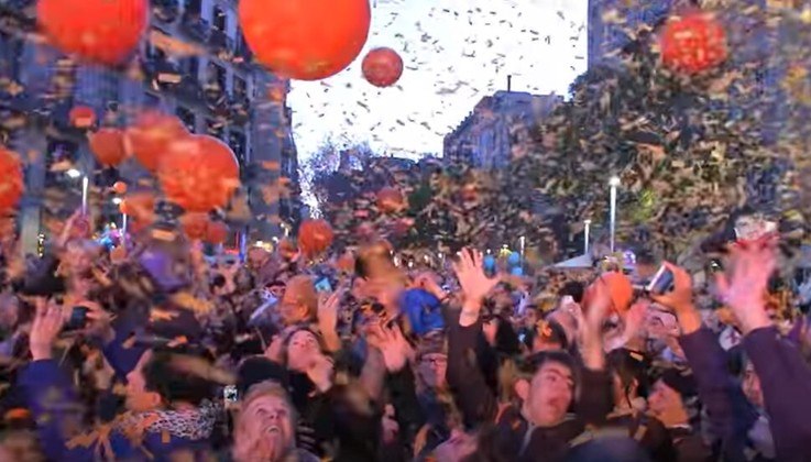 Entre as atrações do Carnaval de Barcelona está a Taronjada, quando confetes, serpentinas e adereços na cor laranja invadem as ruas para simbolizar as batalhas de laranjas dos tempos medievais. 