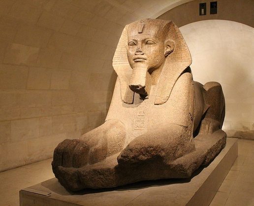 Entre as obras do Egito antigo, por exemplo, o museu abriga a famosa Esfinge de Tanis. É uma das maiores obras do Louvre e representa uma esfinge com a cabeça de um rei do Antigo Egito. A escultura foi originalmente encontrada no templo de Amun, em Tanis.