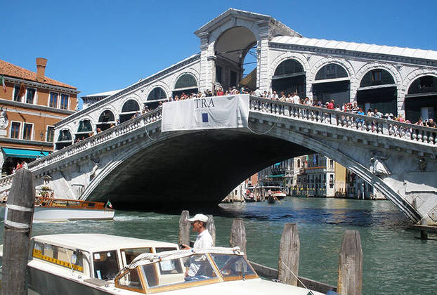 Entre as pontes, as mais visitadas são: Ponte de Rialto(foto); Ponte dos Suspiros; Ponte dos Descalços; Ponte da Constituição e Ponte da Academia.