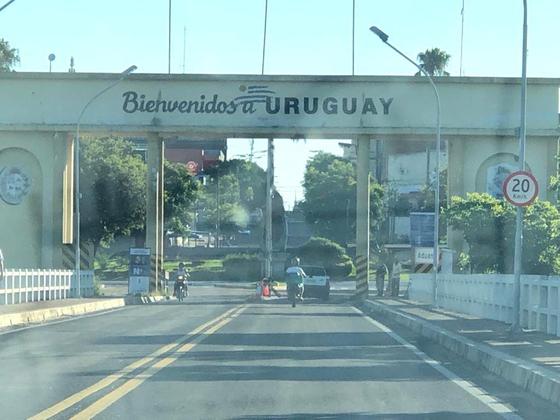 Entre Brasil e Uruguai, a Ponte sobre o rio Quaraí faz a ligação entre a cidade de Quaraí, no Rio Grande do Sul, e o município de Artigas, no Uruguai. 