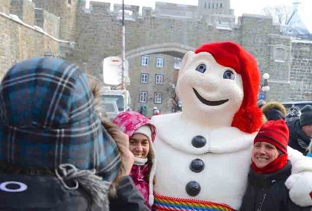 Entre janeiro e fevereiro, por mais de dez dias, uma série de eventos tomam conta das ruas de Quebec City, com esculturas de neve, música e comida, para celebrar o Carnaval.  