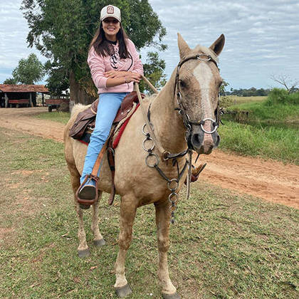 Entre o final de 2020 e o início de 2021, Castela passou um tempo em uma fazenda de seu avô, no Paraguai. Foi nesta época que ela foi convidada para gravar, com fins comerciais, a música 