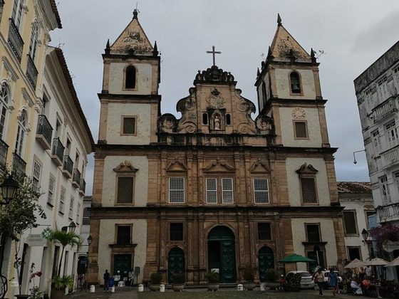 Entre outros pontos turísticos mais importantes do Pelourinho está a Igreja e Convento de São Francisco, um dos maiores e mais importantes conjuntos arquitetônicos barrocos do Brasil.