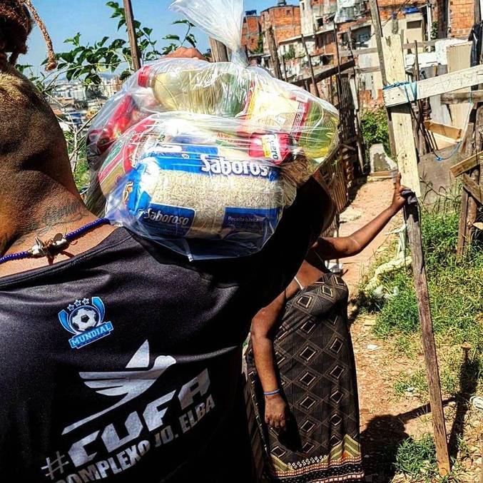 Entrega de alimentos realizada pela Central Única das Favelas