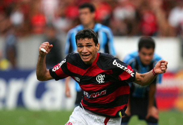 Em uma das reviravoltas mais épicas do Brasileirão, o Flamengo, que chegou a lutar contra o rebaixamento em 2009, se recuperou no segundo turno, não tropeçou e foi campeão de maneira heroica. O Rubro-Negro assumiu a liderança na 37ª rodada e venceu o Grêmio de virada na última partida para soltar o grito de 