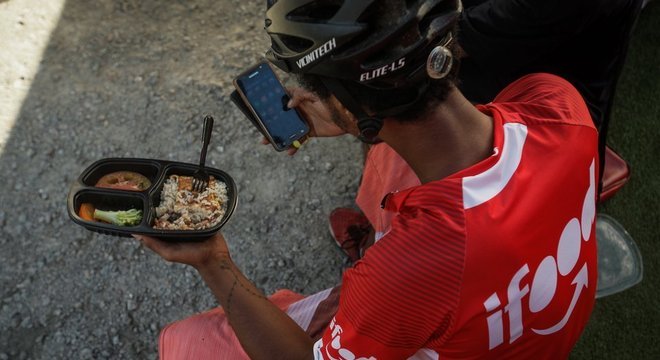 iFood fornece marmita para entregadores que participam de programa de entregas fixas