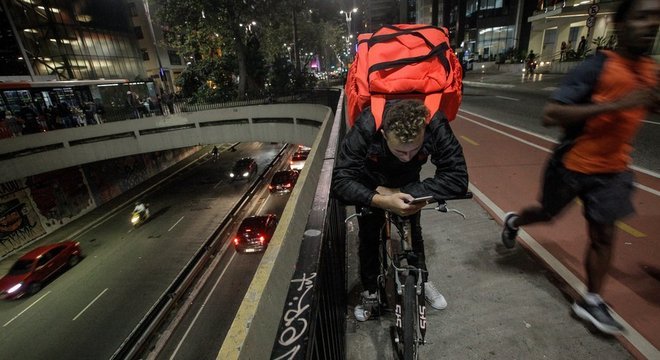 A avenida Paulista é um dos pontos de concentração de entregadores de aplicativos de serviços