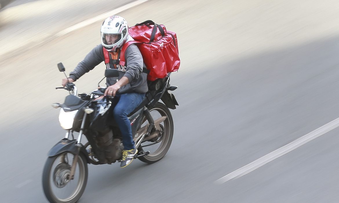 Aprenda a não cair em golpe bancário como o do motoboy e da foto