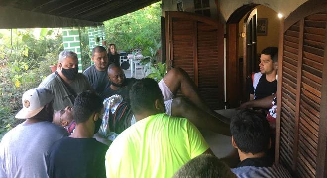Mumu teve de ser carregado por uma maca improvisada para voltar à sua casa