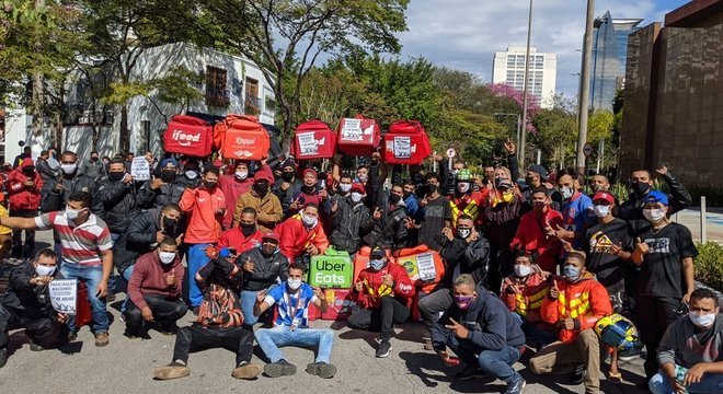 Entregadores de aplicativos paralisaram o serviço nesta quarta-feira