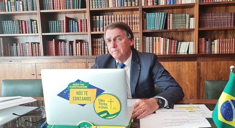 Entrevista do presidente Bolsonaro foi transmitida nesta segunda (17) nas redes sociais