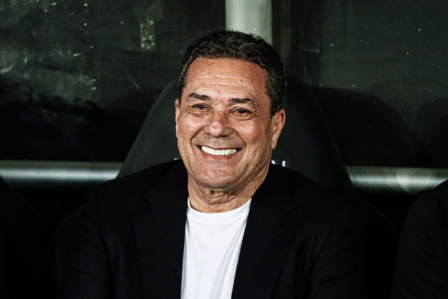Luxemburgo não costuma aliviar para os repórteres nas entrevistas coletivas. Questionado sobre não ter usado as cinco substituições na derrota para o Atlético-MG, para tentar mudar o time, foi enfático:Por que só três substituições? 