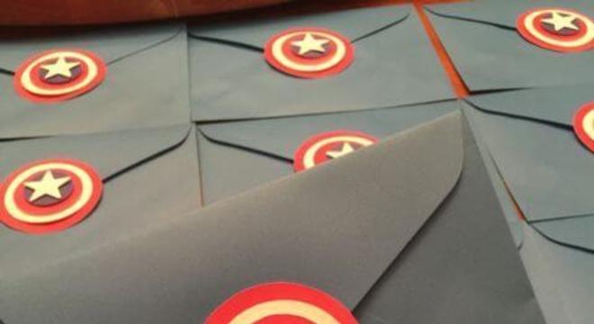 Envelope de convite de aniversário infantil do capitão américa