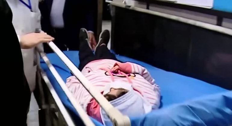 No Irã, menina é levada para o hospital após ter sido vítima de suposto envenenamento 

