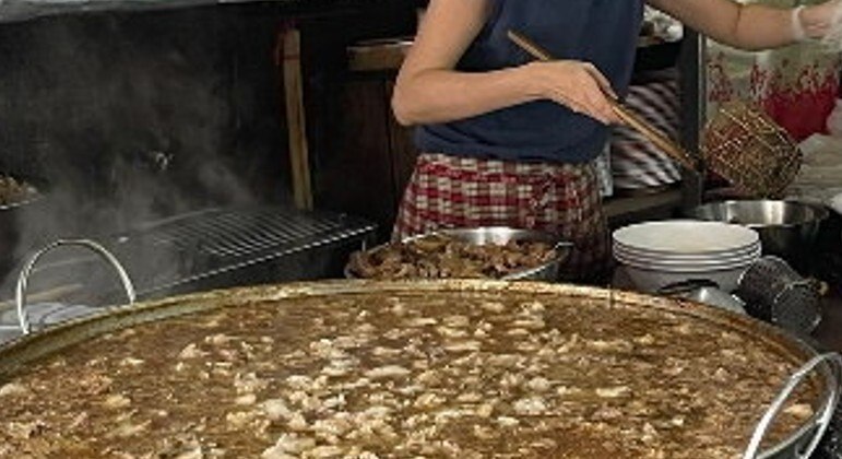 Um restaurante na Tailândia ficou famoso por preparar uma sopa com os mesmos restos de ingredientes por três geraçõesCONFIRA AQUI A MATÉRIA NA ÍNTEGRA!