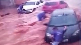 Vídeo: homem tenta segurar carro levado em enxurrada (Reprodução / Record TV)