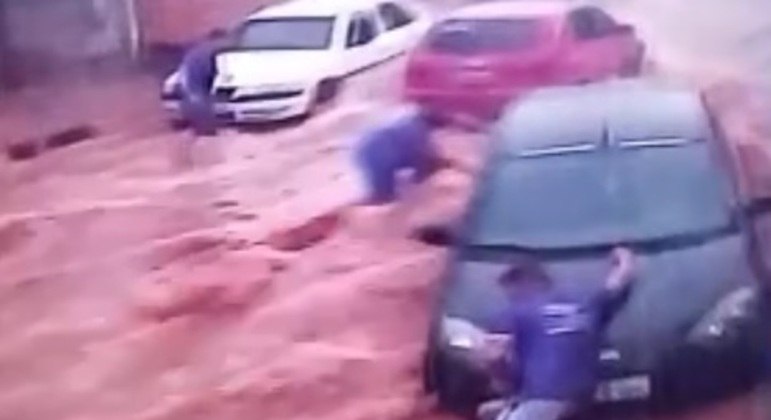 Imagens de câmeras de segurança mostram momento em que homem tenta impedir que carro seja arrastado