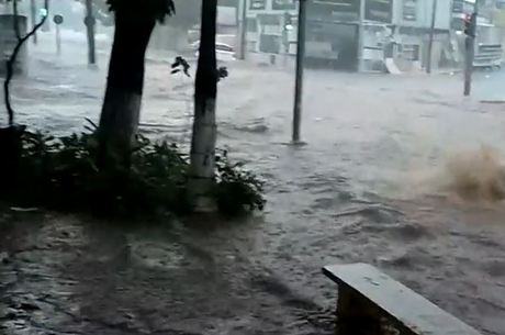 Enxurrada toma conta de rua em São Carlos.no interior de São Paulo