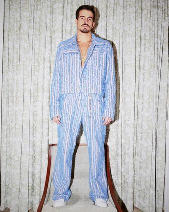 Na edição de 2022 do Baile da Vogue, em abril deste ano, Enzo usou um conjunto de jaqueta e calça com franjas, nos tons branco e azul - destaque para a cor das unhas combinando com o look
