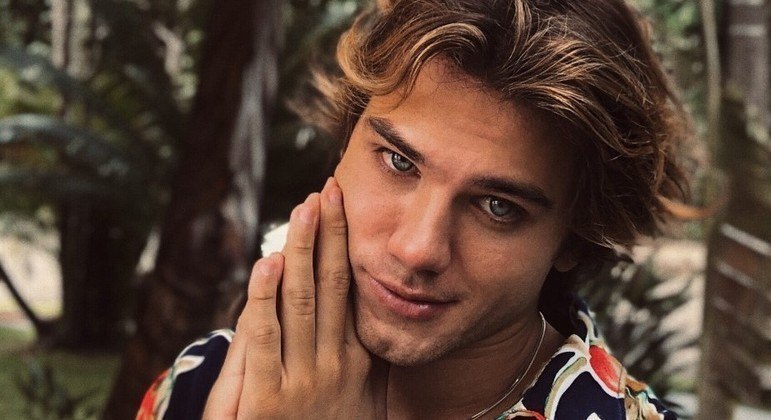 Com experiência em publicidade e moda, Enzo Ciolini faz sua estreia como ator na superprodução Reis. Em entrevista ao site oficial, o ator revelou que passou por uma intensa preparação durante um mês e que quanto mais grava, mas entende o personagem