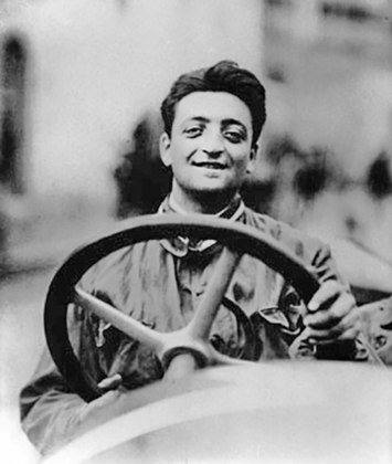 Enzo era apaixonado por automobilismo desde criança e, depois de trabalhar como mecânico, tornou-se piloto. E fundou a escuderia Ferrari, que era parte da Alfa Romeo e depois tornou-se uma das empresas mais conceituadas do mundo. 