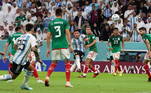 7. ENZO FERNÁNDEZ (Argentina 2 x 0 México)Enzo Fernández deu números finais à vitória por 2 a 0 da Argentina sobre o México, na fase de grupos, com um belo gol. O jogador recebeu na quina da área, cortou para dentro e acertou um lindo chute de chapa no ângulo, sem chances para o goleiro Ochoa.