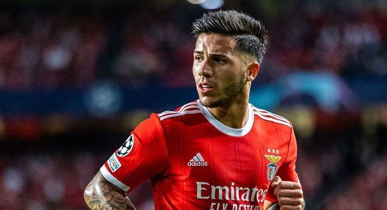 1º ChelseaTemporada: 2022/2023Gastos: 545,49 milhões de euros (R$ 3,02 bilhões)Enzo Fernández é o mais novo jogador do Chelsea. Ele custou aos ingleses 120 milhões de euros (R$ 661,29 milhões), o mínimo pedido pelo Benfica. O time londrino alcançou o valor com a contratação de 14 jogadores. Os nomes mais importantes são os de Mudryk, Wesley Fofana, Cucurella, Sterling, João Félix, Koulibaly e Badiashile