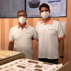 Epaminondas Oliveira Santos e Júnior têm loja da Casa de Bolos