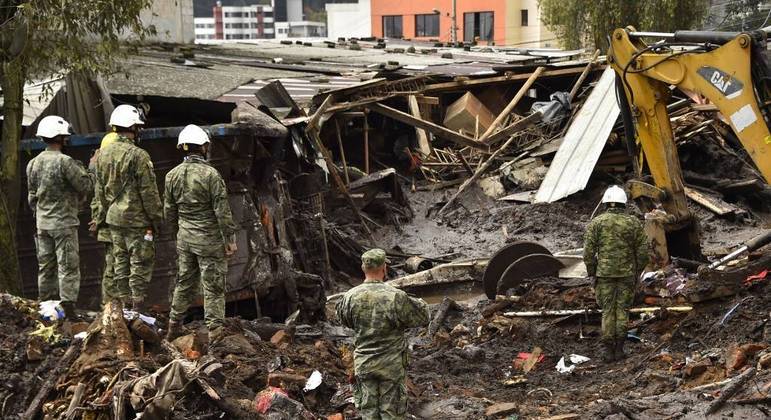 Militares auxiliam no resgate das vítimas do deslizamento em Quito
