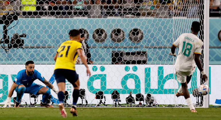 Ismaila Sarr desloca Galindez com categoria e marca de pênalti o primeiro gol de Senegal contra o Equador