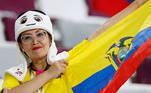 Torcedora do Equador usa um chapeuzinho com a mascote da Copa para dar sorte antes da partida decisiva contra Senegal