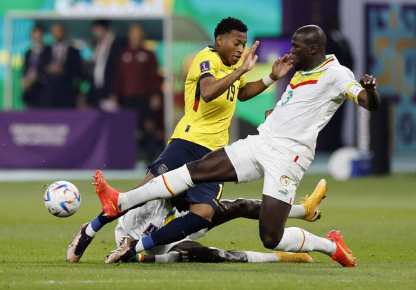 Capitão da seleção senegalesa, Kalidou Koulibaly defende chute de Gonzalo Plata