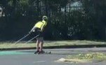 O cidadão acima usou equipamentos de esqui para se locomover pelas ruas de Sidney, na Austrália, em direção a uma praia local