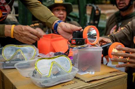 Equipamento de mergulho foi levado para os jovens na caverna