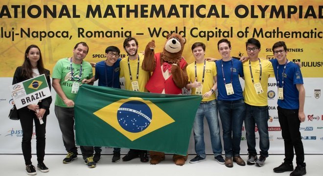 Equipe brasileira da Olimpíada Internacional de Matemática conquistou cinco medalhas, incluindo um ouro de Pedro Lucas Lanaro Sponchiado (à dir)

