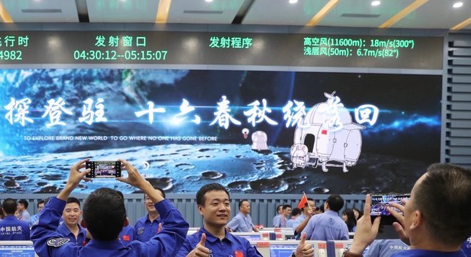 Equipe da agência espacial chinesa comemora lançamento bem-sucedido da Chang'e-5  